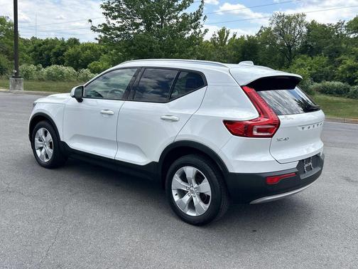 WHITE 2022 Volvo XC40 T5 Momentum