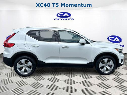 WHITE 2022 Volvo XC40 T5 Momentum