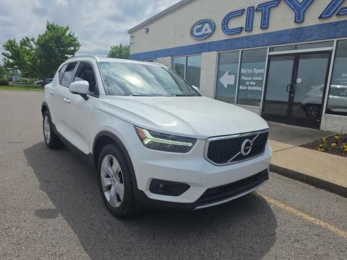 WHITE 2022 Volvo XC40 T5 Momentum