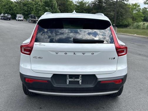 WHITE 2022 Volvo XC40 T5 Momentum