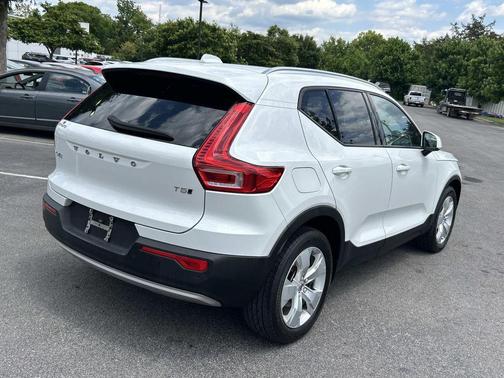 WHITE 2022 Volvo XC40 T5 Momentum