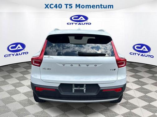 WHITE 2022 Volvo XC40 T5 Momentum