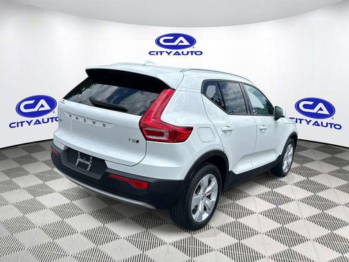 WHITE 2022 Volvo XC40 T5 Momentum