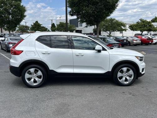 WHITE 2022 Volvo XC40 T5 Momentum