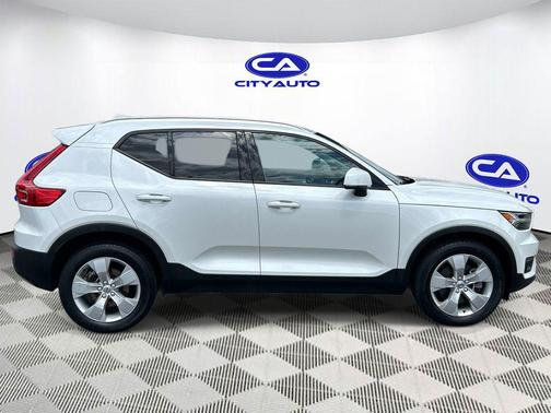 WHITE 2022 Volvo XC40 T5 Momentum