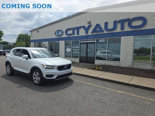 WHITE 2022 Volvo XC40 T5 Momentum