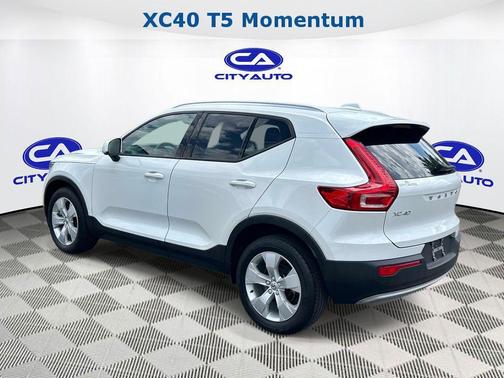 WHITE 2022 Volvo XC40 T5 Momentum