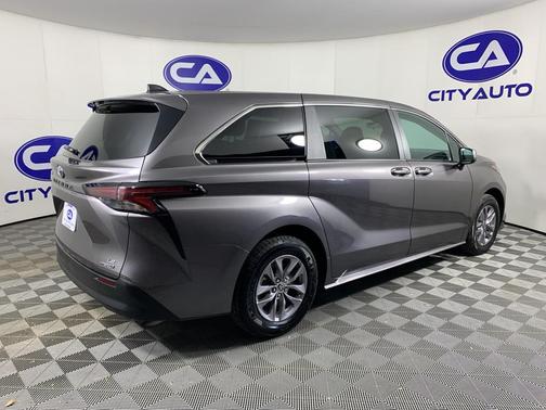 2024 Toyota Sienna LE