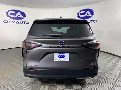 2024 Toyota Sienna LE