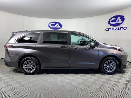 2024 Toyota Sienna LE