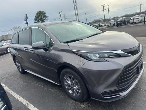 2024 Toyota Sienna LE