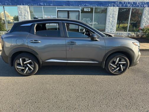 Gun Metallic/Super Black 2025 Nissan Kicks SV