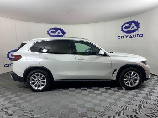 Mineral White Metallic 2022 BMW X5 xDrive40i