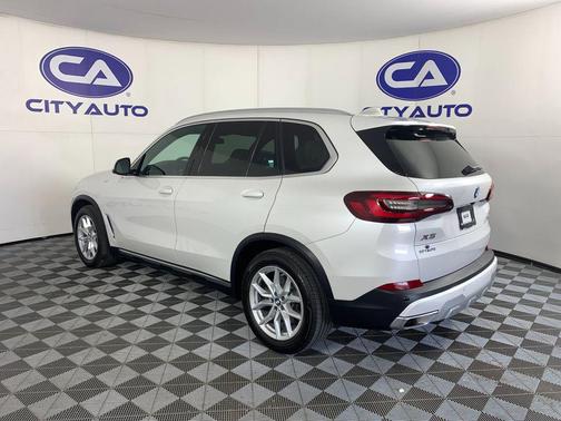 Mineral White Metallic 2022 BMW X5 xDrive40i