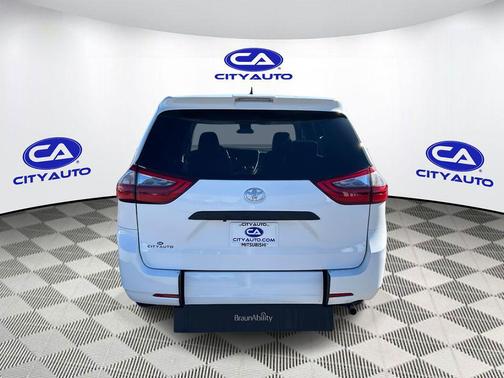 2020 Toyota Sienna SE