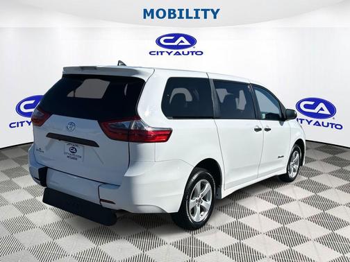 2020 Toyota Sienna SE