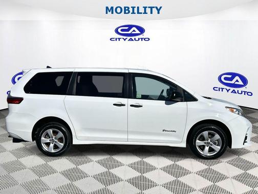 2020 Toyota Sienna SE