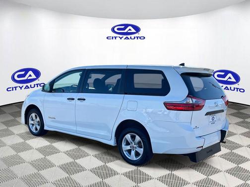 2020 Toyota Sienna SE