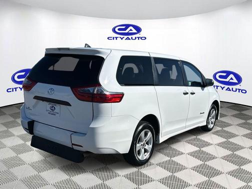 2020 Toyota Sienna SE