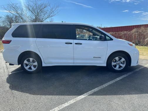 2020 Toyota Sienna SE