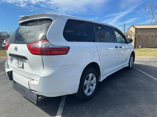 2020 Toyota Sienna SE