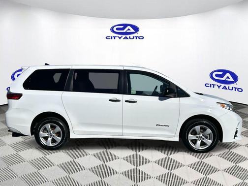 2020 Toyota Sienna SE