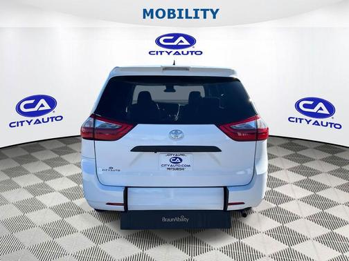 2020 Toyota Sienna SE