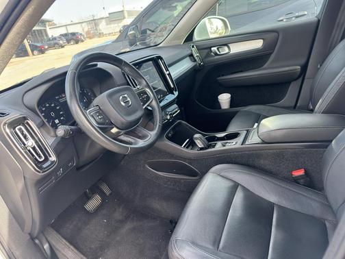 2021 Volvo XC40 T5 Momentum