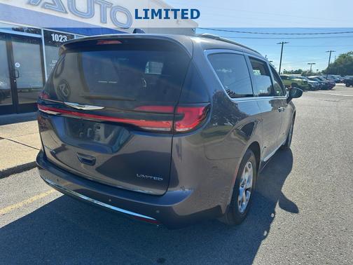 Granite Crystal Metallic Clearcoat 2023 Chrysler Pacifica Limited
