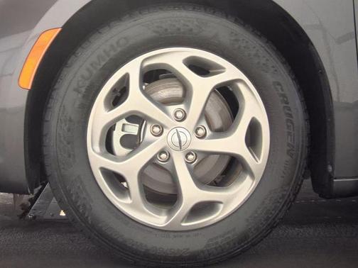Granite Crystal Metallic Clearcoat 2023 Chrysler Pacifica Limited