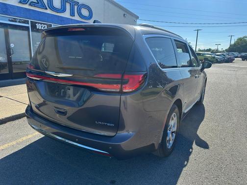 Granite Crystal Metallic Clearcoat 2023 Chrysler Pacifica Limited