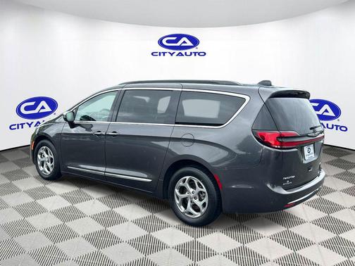 Granite Crystal Metallic Clearcoat 2023 Chrysler Pacifica Limited