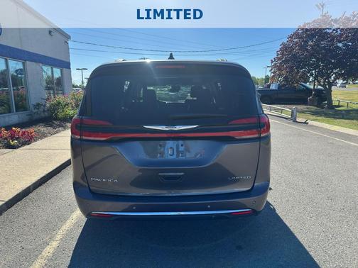 Granite Crystal Metallic Clearcoat 2023 Chrysler Pacifica Limited