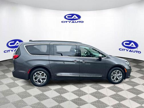 Granite Crystal Metallic Clearcoat 2023 Chrysler Pacifica Limited