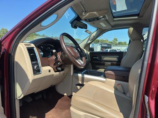 2017 RAM 2500 Laramie Crew Cab 4x4 6'4' Box