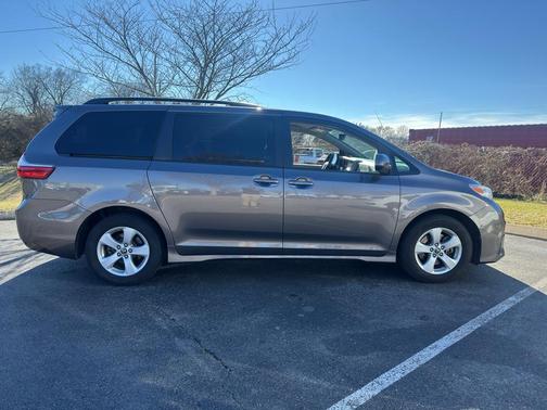 2019 Toyota Sienna LE