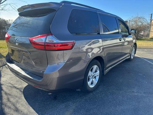 2019 Toyota Sienna LE