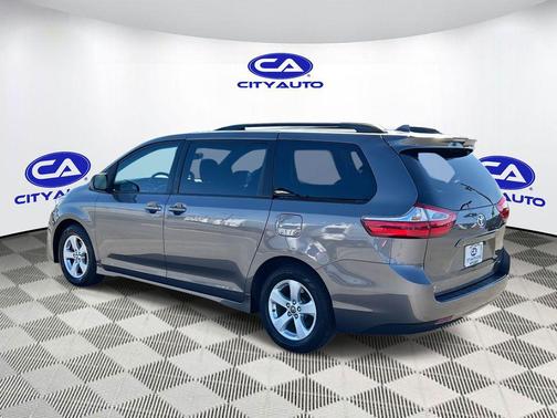 2019 Toyota Sienna LE