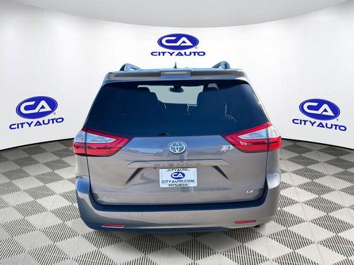 2019 Toyota Sienna LE