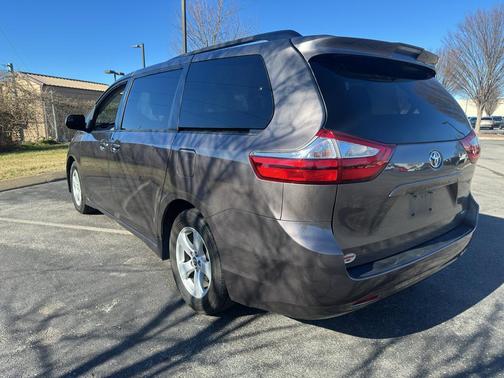 2019 Toyota Sienna LE