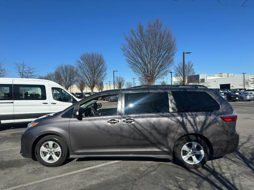 2019 Toyota Sienna LE