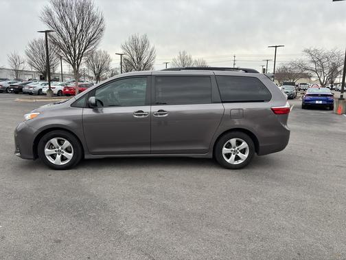 2019 Toyota Sienna LE