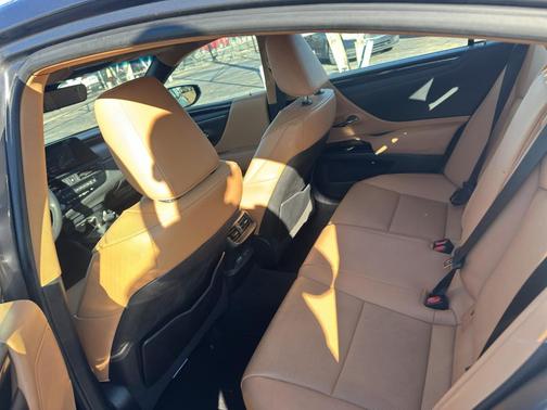 2022 Lexus ES 350 Base