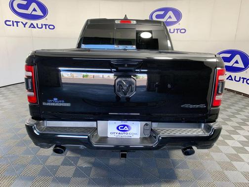 Diamond Black Crystal Pearlcoat 2022 RAM 1500 Laramie