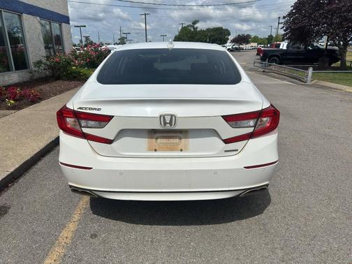 Platinum White Pearl 2018 Honda Accord Touring