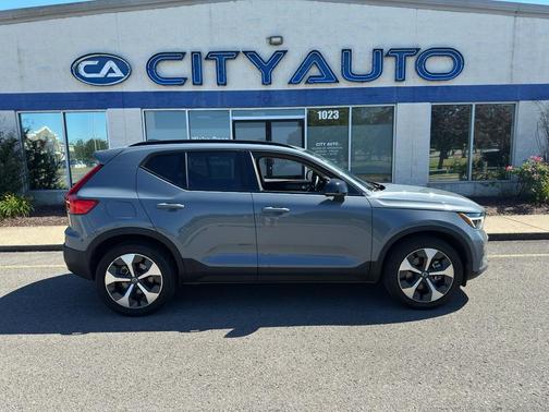 Fjord Blue Metallic 2023 Volvo XC40 B4 Ultimate Dark Theme