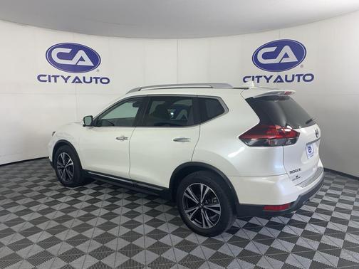 Pearl White 2018 Nissan Rogue SL