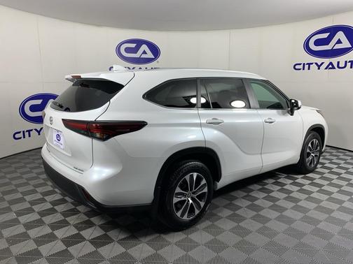 Wind Chill Pearl 2024 Toyota Highlander XLE