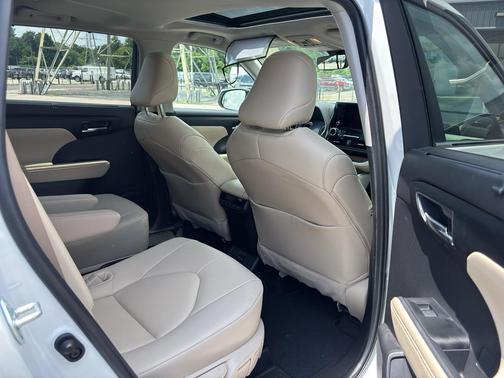 Wind Chill Pearl 2024 Toyota Highlander XLE
