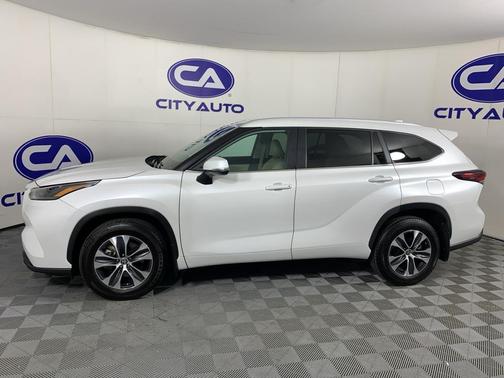 Wind Chill Pearl 2024 Toyota Highlander XLE